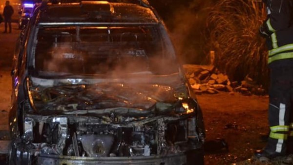 Momentos de la intervención de una dotación de Bomberos .