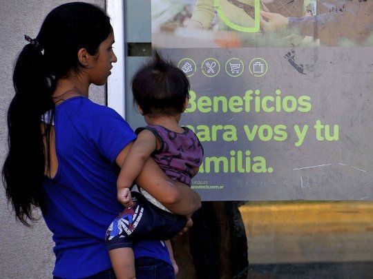 El Gobierno anunció hoy que destinará $22.000 millones para el pago de un plus de fin de año a beneficiarios de la Asignación Universal por Hijo (AUH).