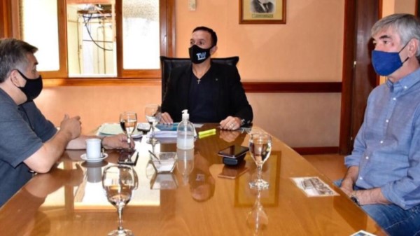 Gestiones. Núñez (izquierda) Maderna y Schvemmer durante el encuentro en el despacho en Trelew.