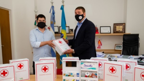 Entrega. El intendente recibió los insumos de parte del empresario.