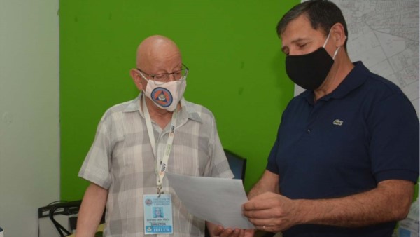 El agradecimiento de Evaristo Melo a Alejandro Rucci, representante de Hidroeléctrica Ameghino S.A.