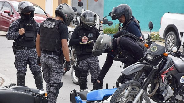 El motociclista escapó de un control y chocó, pero fue aprehendido.