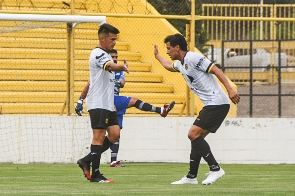 Gaspar Triverio festeja el primer gol de Madryn con Emiliano López.