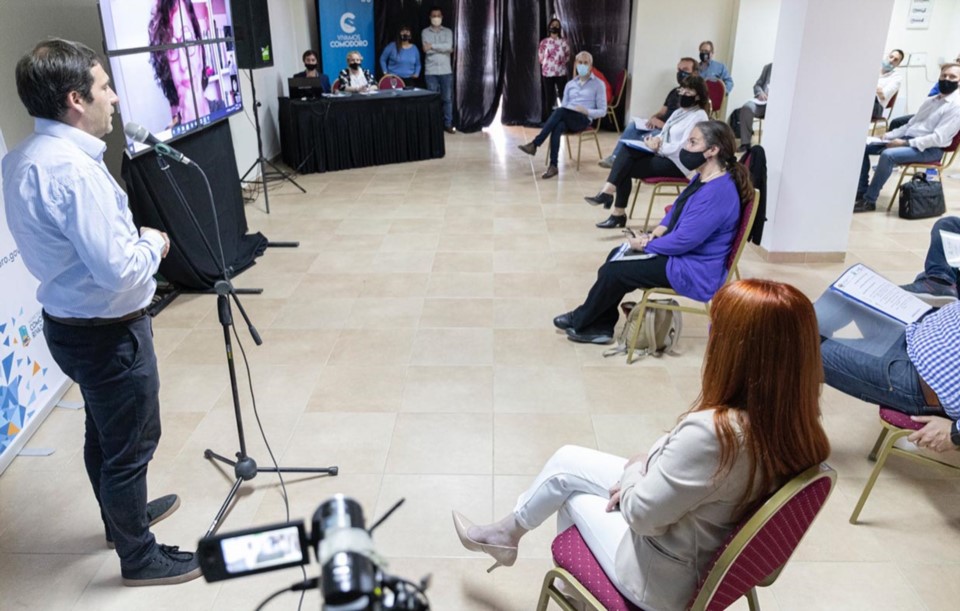 La apertura de la capacitación Ley Micaela trata la sensibilización en temática de género y violencia.