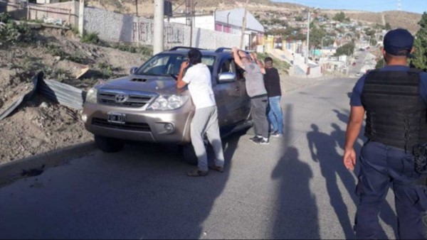 La Policía en momentos de identificar a los ocupantes del auto, cuyo conductor llevaba 5,53 de alcohol.