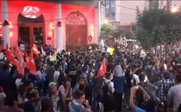 La marcha realizada en Trelew pasó a las puertas del municipio.