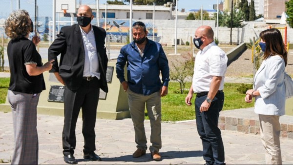 Sastre junto a Daniel Belmar y miembros del centro de Veteranos de Malvinas concretaron el izamiento.