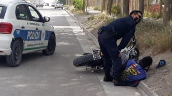 En la huída, el joven detenido dañó un móvil policial que lo perseguía.