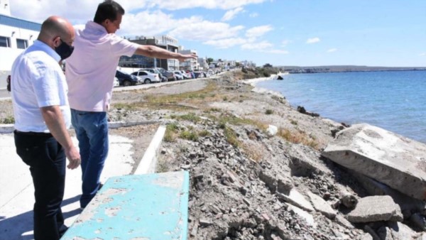 Gustavo Sastre se apersonó ayer en el norte de Puerto Madryn para controlar tareas de mantenimiento en la franja costera portuaria.