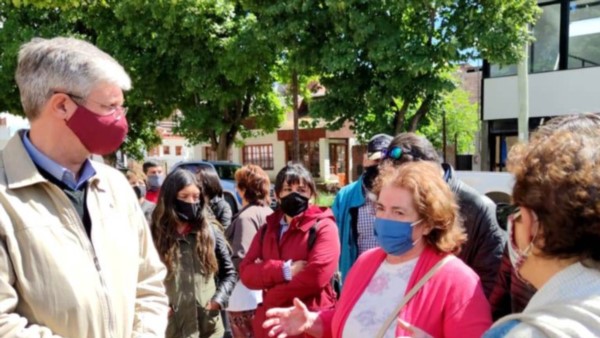 Reclamo general. El intendente de Esquel, Sergio Ongarato, atendió a los prestadores de servicio turístico.