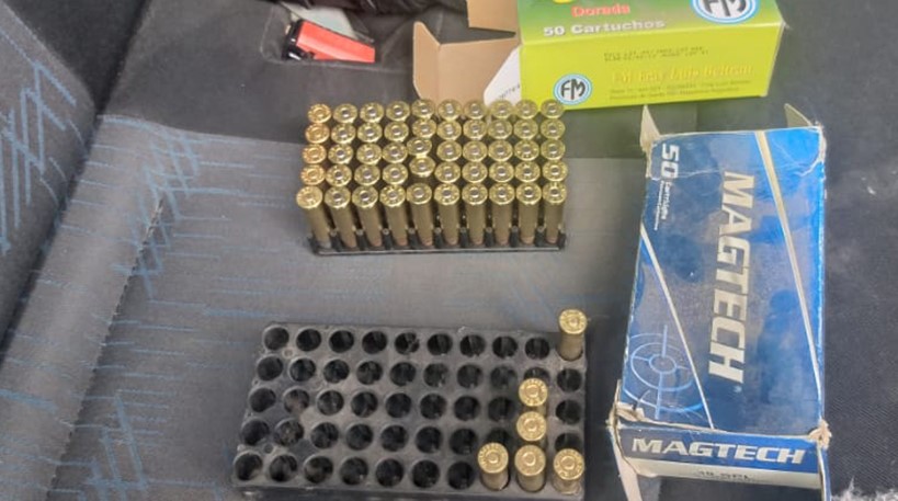 La policía secuestró gran cantidad de balas calibre 38 en la requisa.