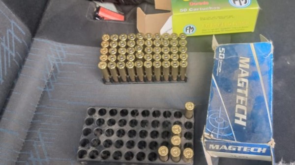 La policía secuestró gran cantidad de balas calibre 38 en la requisa.