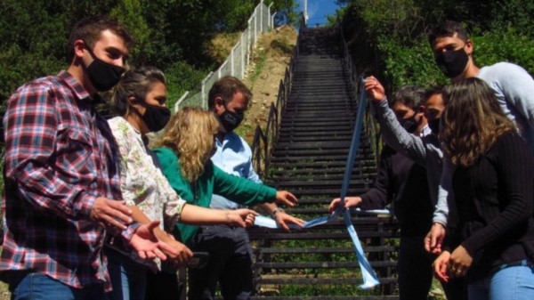 Promesa cumplida. Los vecinos de varios barrios beneficiados con la nueva escalera.