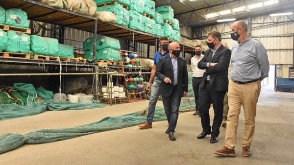 Gustavo Sastre visitó ayer la empresa pesquera afincada en la ciudad.