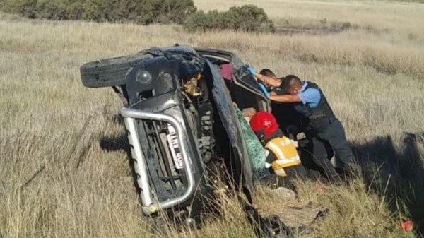 El conductor de la camioneta Ecosport quedó atrapado en su interior 