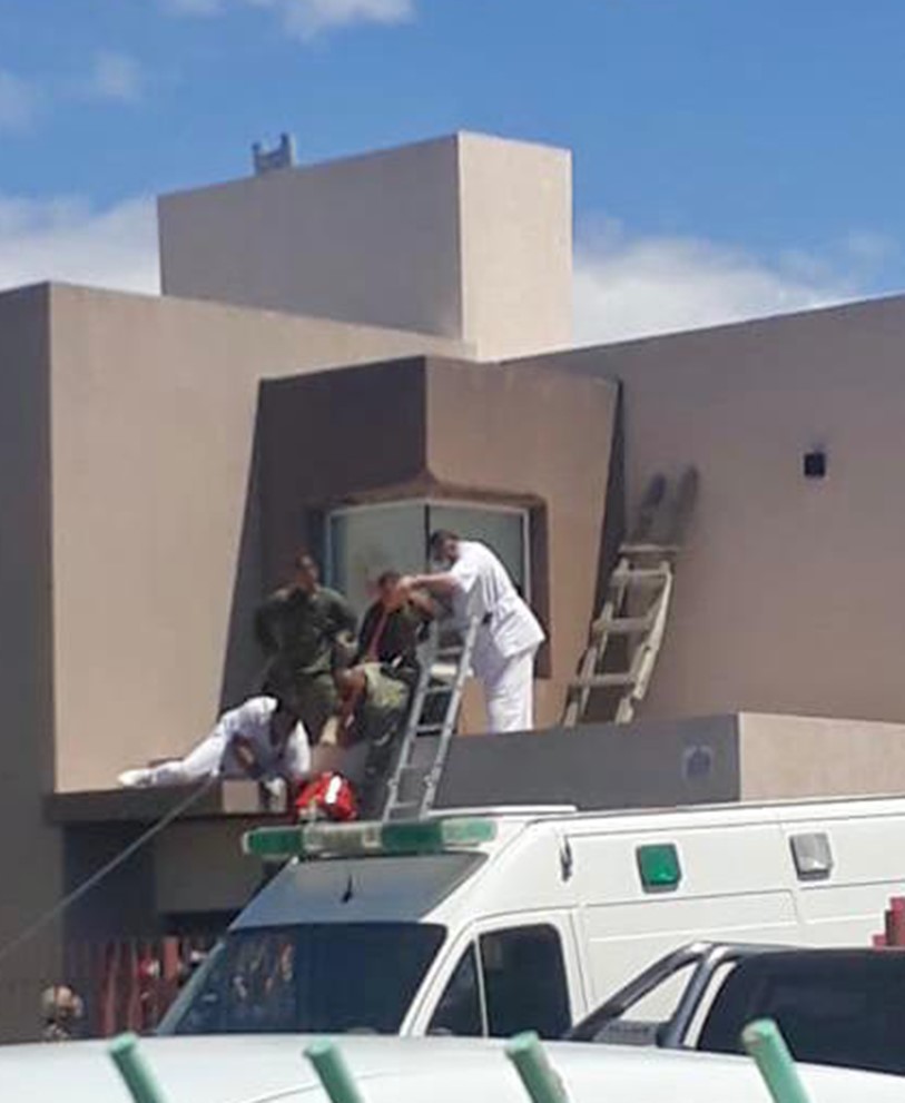 Bomberos y personal de la Fuerza ayudaron al suboficial en el techo.