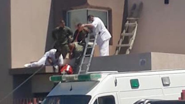Bomberos y personal de la Fuerza ayudaron al suboficial en el techo. 