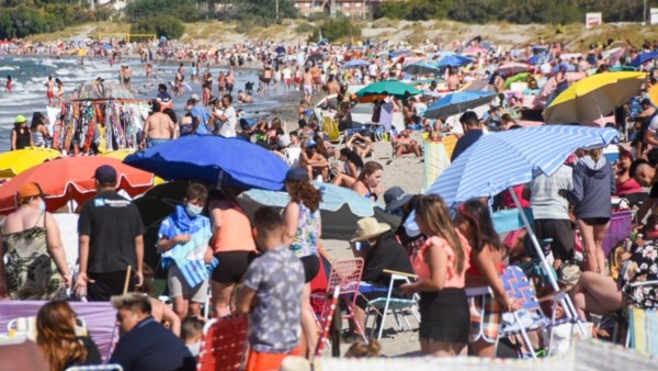 Desde temprano y durante toda la jornada, familias completas, grupos de amigos,  hombres y mujeres de distintas edades disfrutaron del espectacular clima en la costa madrynense.