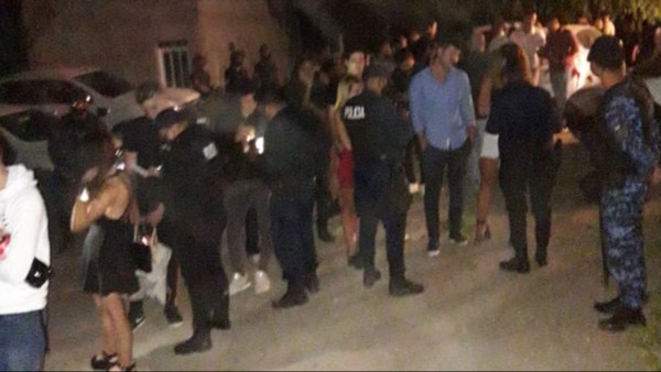 Se pinchó todo. La concurrencia tuvo que desistir del ánimo festivo y volver a sus casas por orden policial.