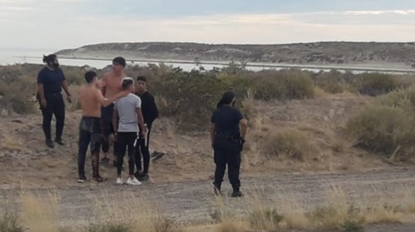 La fiesta clandestina abortada ayer se desarrollaba en Playa Kaiser.