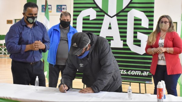 Dos potencias. Pedro Bravo González observa mientras Luis Fernando Bastida firma la cesión de losterrenos.