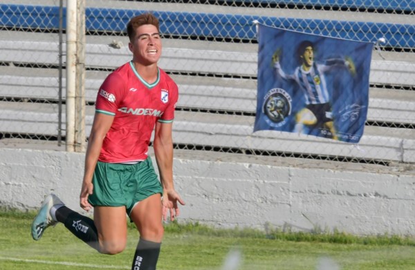 Caraballo, de penal, marcó el tercero y su primer tanto con Brown. Detrás, la imagen del Diego.