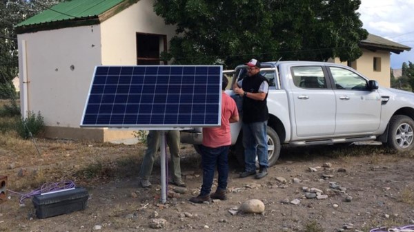 Trabajo. Una postal de las tareas para instalar energía alternativa. 