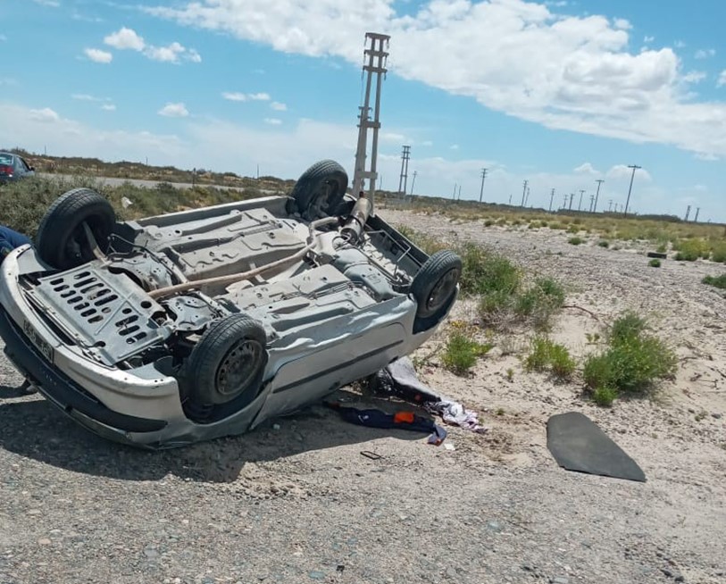 Vuelco. Una postal del accidente que se produjo rumbo a Magagna.