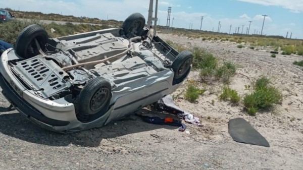 Vuelco. Una postal del accidente que se produjo rumbo a Magagna.
