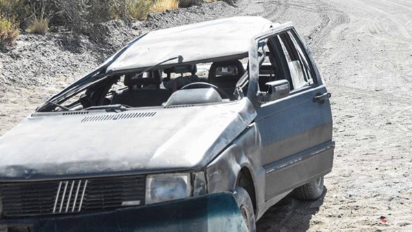 El Fiat Duna sufrió roturas totales tras volcar en la mañana de ayer.