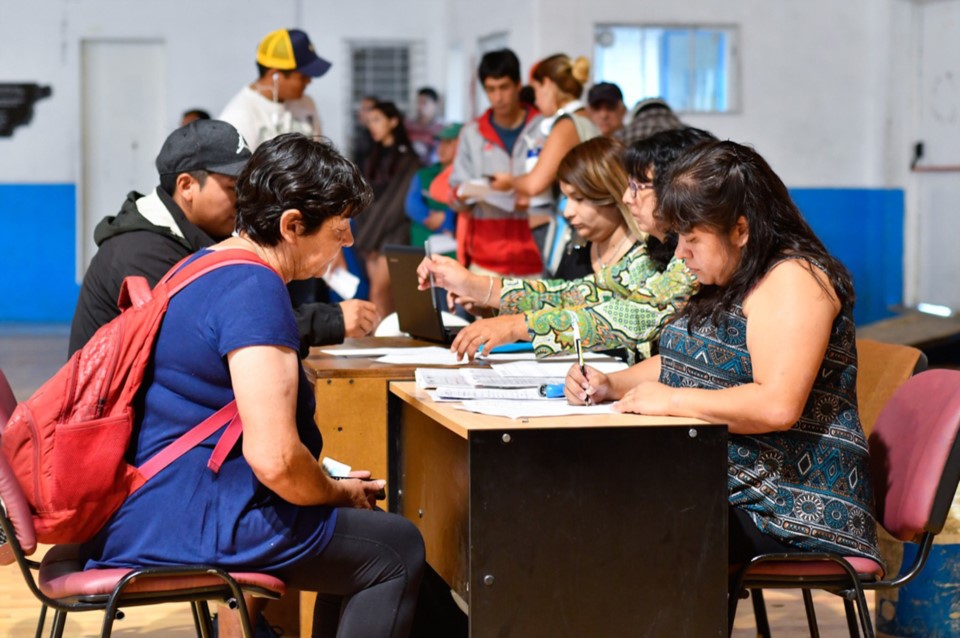 Trámite. Muchos beneficiarios ya fueron hasta el Gimnasio Municipal 1 para cumplir con los papeles.