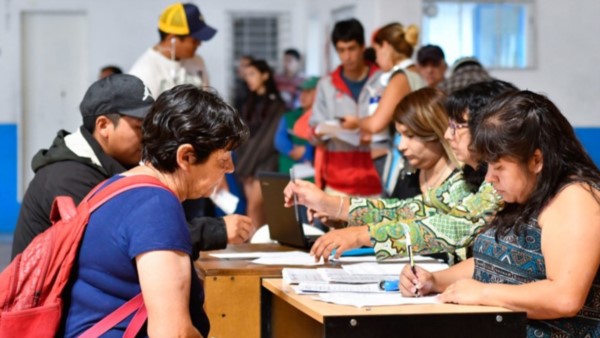 Trámite. Muchos beneficiarios ya fueron hasta el Gimnasio Municipal 1 para cumplir con los papeles.