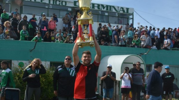 Gustavo Schischke alza la copa del Clausura 2019. El “Tanque”, referente y capitán, intentará volver a repetir la buena actuación este año.