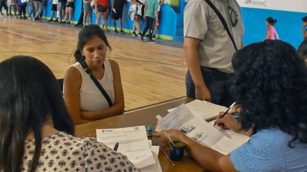 Operativo. Los beneficiarios se presentan para poner al día sus papeles o dejarle el lugar a otra familia. 