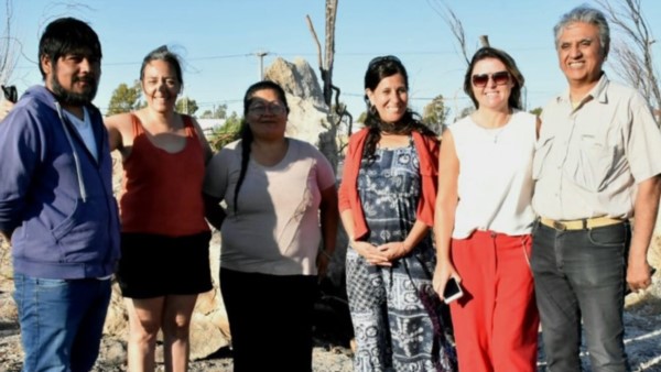 Paola Rodríguez y Lola Contreras junto a referentes locales de turismo y de los Pueblos Originarios.