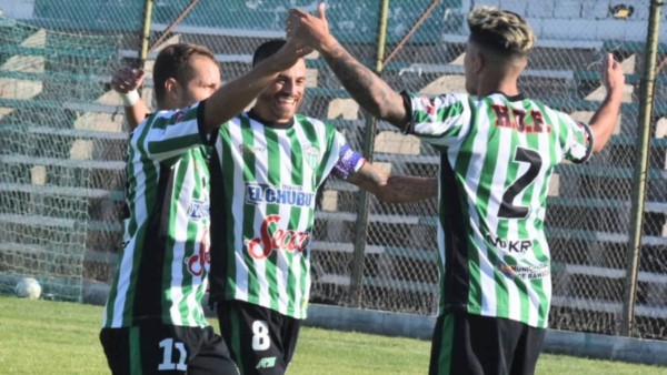 El uruguayo Pellejero festeja la victoria con los dos goleadores: Cano y Bataller.