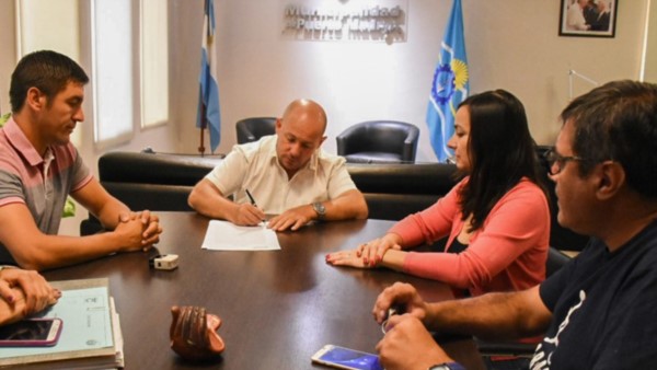 Rúbrica. El jefe comunal firma el inicio de obra para el SUM del Centro Laurita Vicuña en la ciudad.