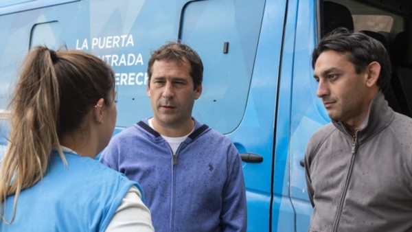 Presencia. El intendente Luque junto a quienes trabajaron para agilizar la obtención de los documentos. 