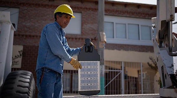 Continúan las tareas de la Cooperativa en el plan de iluminación.