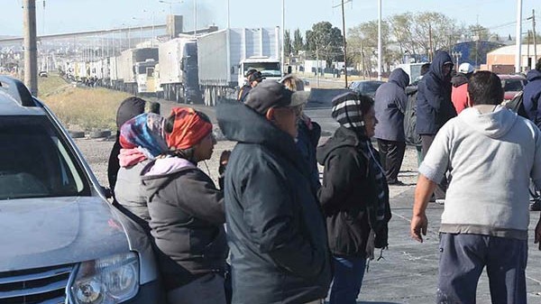 Corte. Los trabajadores llevaron su reclamo a la calle y debió intervenir el propio intendente Sastre. 