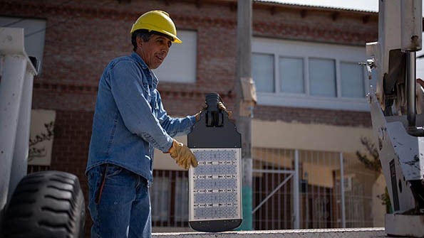 Continúan las tareas de la Cooperativa en el plan de iluminación.