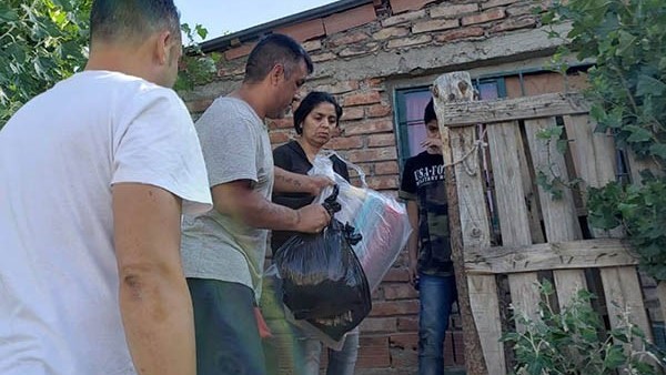 Asistencia. Una postal de agentes de Familia distribuyendo ayuda.