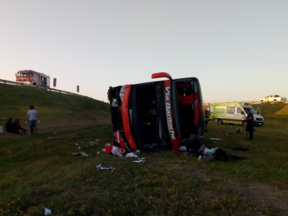Dos muertos y 30 heridos al volcar un micro de pasajeros en la autovía 2