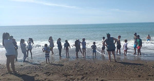 Los niños jugaron en la arena, se metieron al agua en compañía de los guardavidas de Playa Unión.