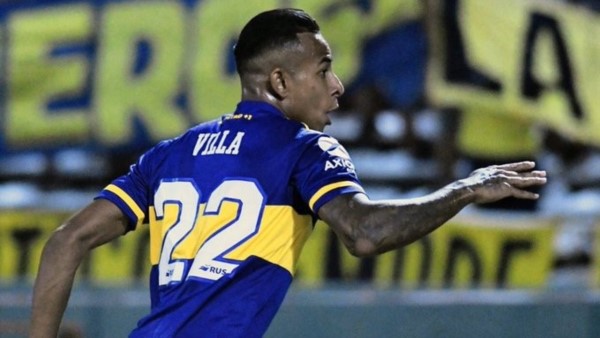 Con goles de Sebastián Villa y Cárlos Tévez, superó a Talleres por 2 a 1 y sigue a tres puntos del Millonario.