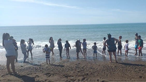 Los niños jugaron en la arena, se metieron al agua en compañía de los guardavidas de Playa Unión.