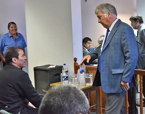 Dúo. Sentado, Correa charla antes de la audiencia con su defensor, Gabalachis, para afinar argumentos.