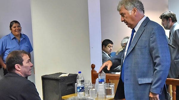 Dúo. Sentado, Correa charla antes de la audiencia con su defensor, Gabalachis, para afinar argumentos.