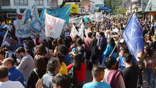 Marcha. Una postal del multitudinario reclamo en la cordillera con la unión de varios sectores.