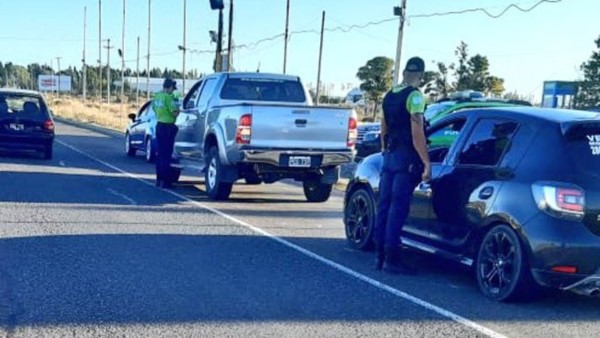 Efectivos de la Policía y de la APSV realizando el operativo preventivo.